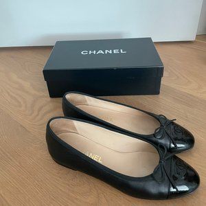 CHANEL Ballerina Flats - Lambskin & Patent Calfskin in Black - Size 40.5
